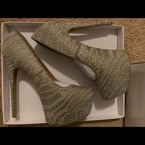 Stunning Steve Madden Rhinestone Platform Pumps!